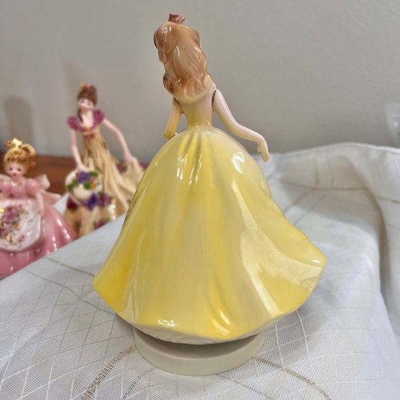 Vintage Josef Originals DAY OF WINE and Roses Music Box Figurine, - Picture 7 of 10